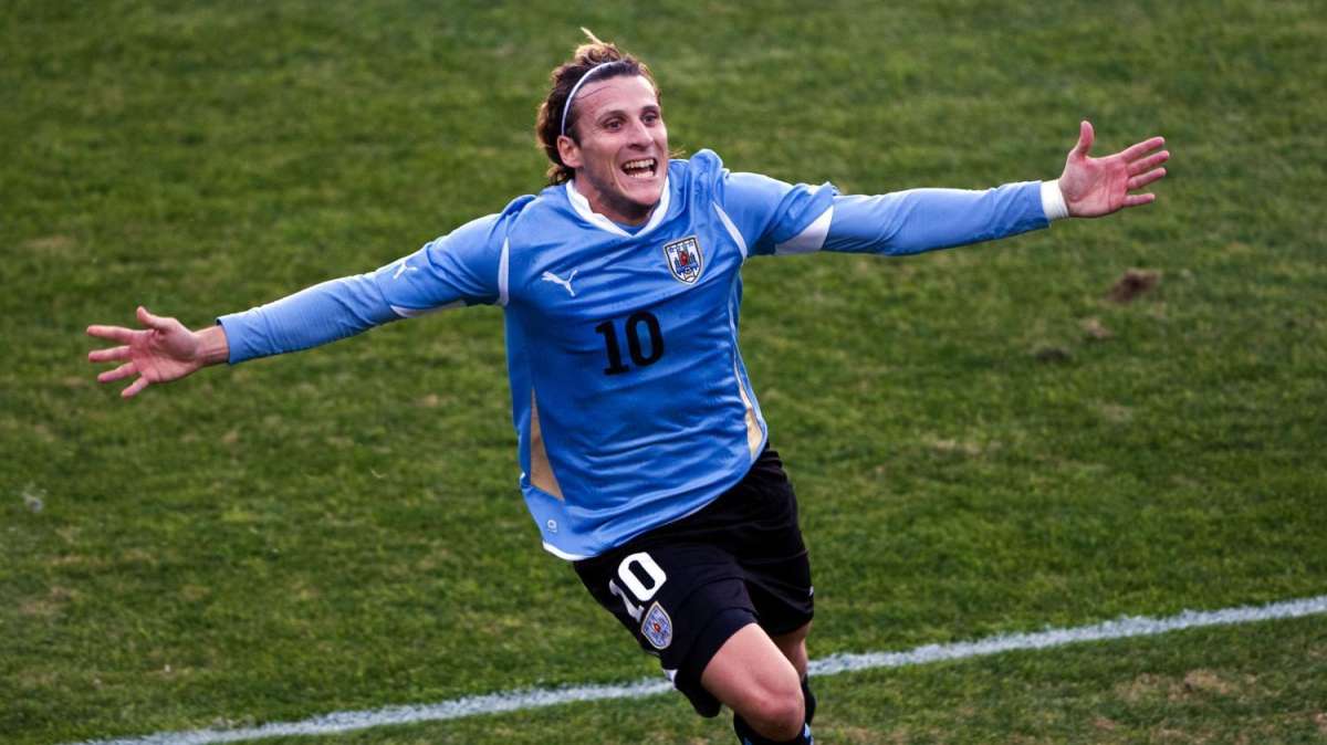 Forlán: "Luis Suárez está muy contento en el Liverpool"