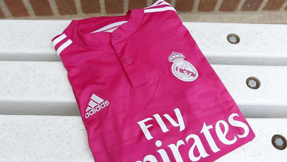 El Confidencial Digital: La equipación rosa del Real Madrid está casi agotada