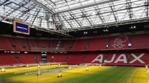 VIDEO - El momento en el que aficionados del Ajax lanzaron los fuegos artificiales 