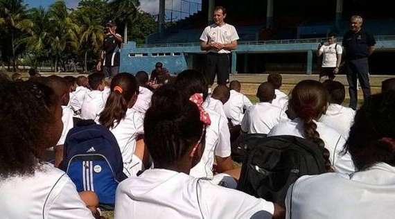 Butragueño visita el Centro Deportivo Eduardo Saborit en Cuba