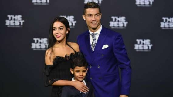 FOTO - Cristiano aparece por primera vez con su novia en los premios FIFA