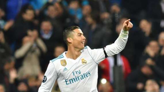 FOTO - Cristiano Ronaldo muestra su quinto Balón de Oro al Bernabéu