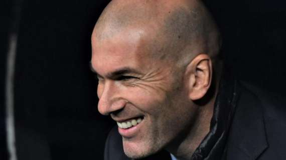 VÍDEO - El jeque del Almería recrea con Zidane su cabezazo a Materazzi