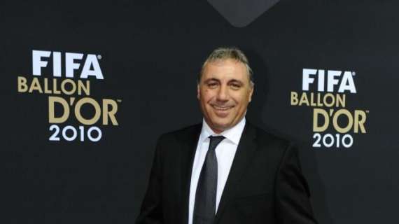 Stoichkov se presenta en el entrenamiento del Betis para animarles de cara al partido frente al Madrid