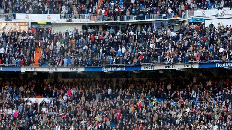 Emotivo minuto de silencio por los atentados de París