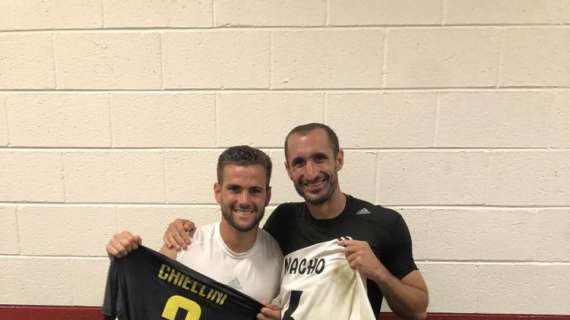 FOTO - Nacho intercambia su camiseta con Chiellini: "Un defensor de honor"