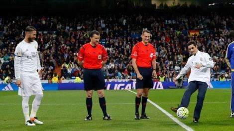 Javier Fernández realiza el saque de honor en el Bernabéu