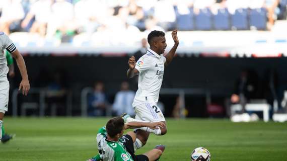 DESCANSO | Real Betis 0-0 Real Madrid: los de Ancelotti luchan contra viento, marea y Soto Grado