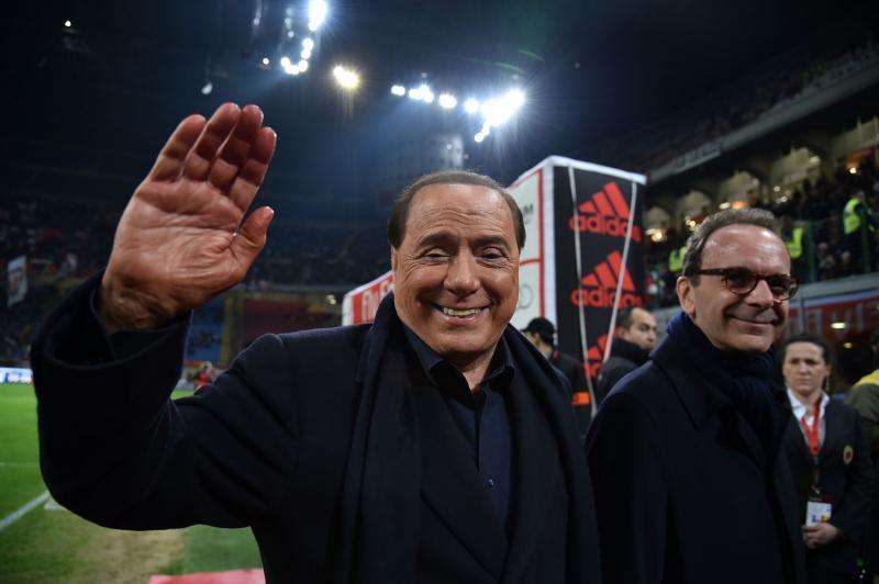 Berlusconi, a la plantilla del Milan: "Si jugáis así no os pago"