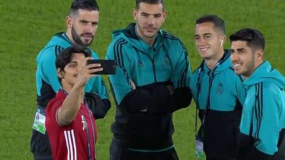 FOTO - El ‘selfie’ del delantero del Al-Jazira con los jugadores del Madrid