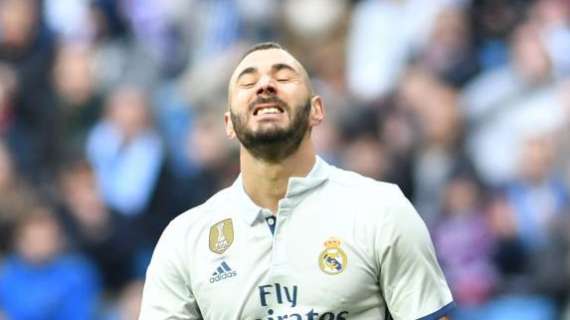 CAMBIO - Se retira entre pitos y aplausos Benzema y entra Morata