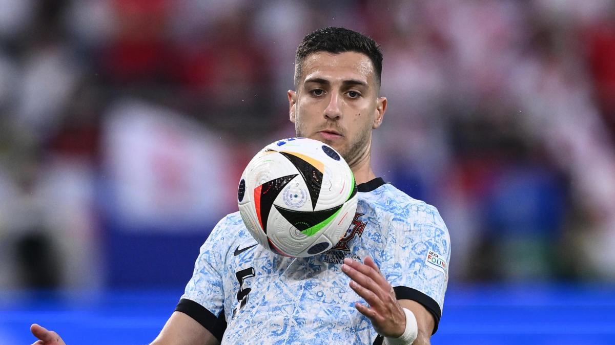Posibilidad de fichaje: Dalot gusta mucho a Mourinho