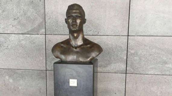 FOTO - El Aeropuerto Cristiano Ronaldo ya luce el nuevo busto de CR7