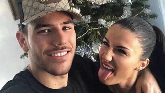 FOTO - Theo Hernández y su novia os desean Feliz Navidad