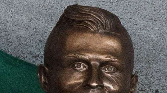 James Corden bromea con el busto de Cristiano: "No tenía que hacerla con los pies"