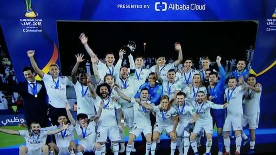 FOTO - El Real Madrid levanta el Trofeo del Mundialito de Clubes