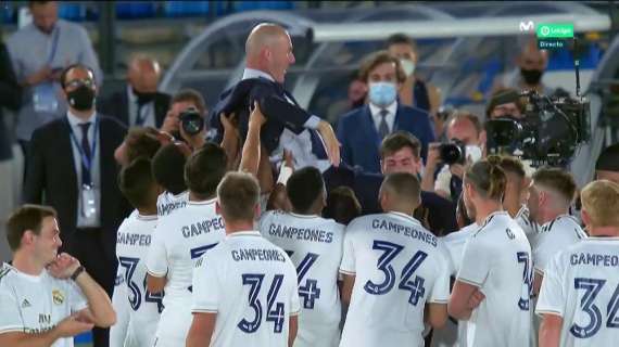 VÍDEO - ¡Zidane, manteado por sus jugadores tras conseguir la Liga!
