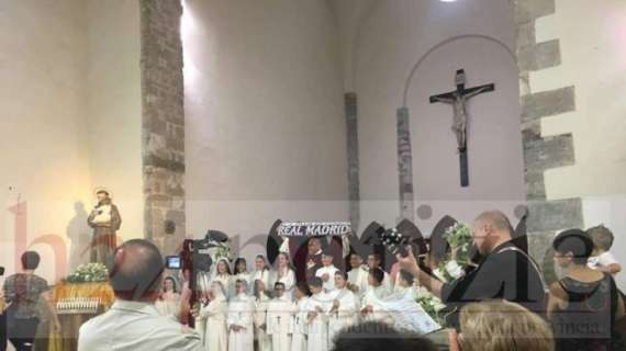 FOTO - Nápoles es madridista: un párroco de la ciudad mostró una bufanda del Madrid en la iglesia