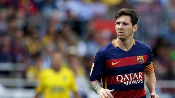 Messi indignado con el árbitro. Se marchó protestando la actuación de Fernández Borbalán. 