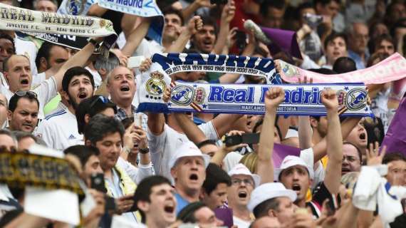 VÍDEO - Cientos de madridistas dan una calurosa bienvenida al Madrid en Gerona