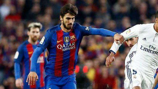 Falta dudosa de Varane previa al gol de Suárez