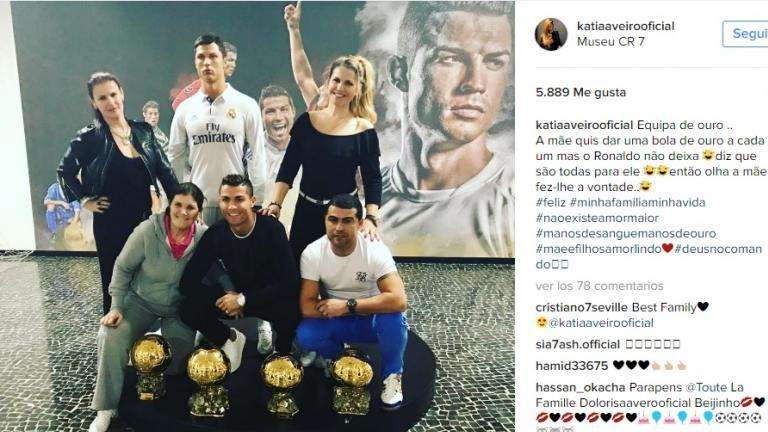 Cristiano y su familia posan con sus cuatro Balones de Oro