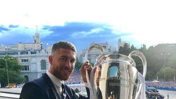 FOTO - Ramos ofrece la Champions a la afición: "¡Es nuestra, es vuestra!"