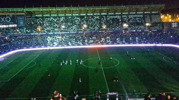 FOTO - ¡A oscuras! Así calientan Real Madrid y Valladolid en los minutos previos al partido