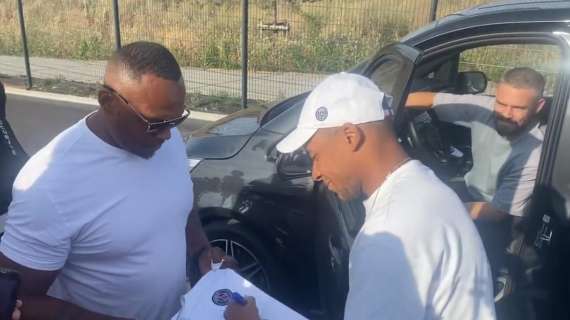 Mbapp&eacute; firmando aut&oacute;grafos