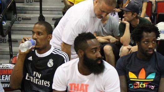 Trevor Ariza luce la camiseta del Real Madrid