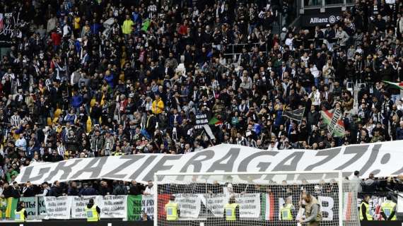 FOTO BD - Los tifosi de la Juventus agradecen el esfuerzo a sus jugadores: "Orgullosos de vosotros"