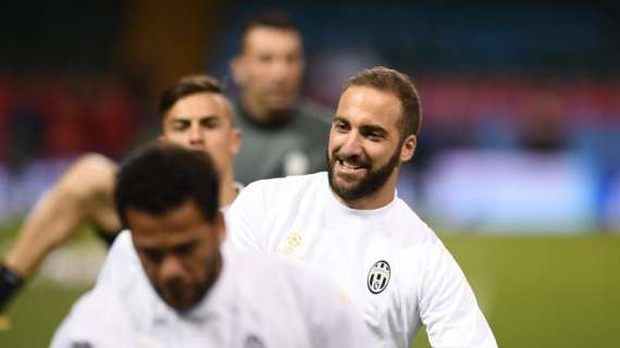 Higuaín la lia con su mensaje de "despedida" a Dani Alves