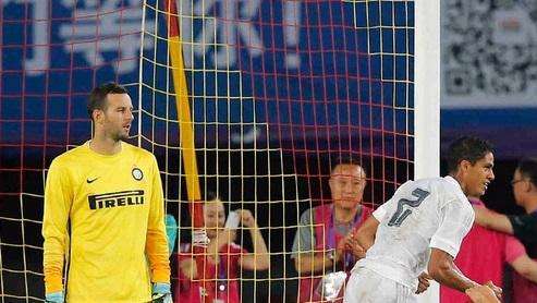 Varane sufre un golpe en el tobillo izquierdo