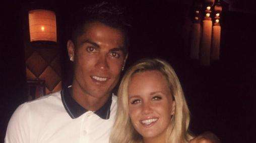 Cristiano recupera el móvil de una chica y la invita a cenar