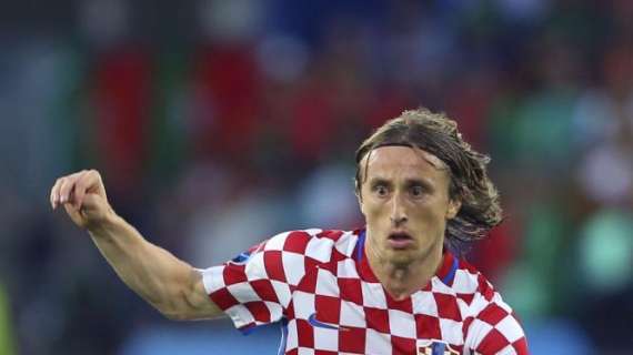 FOTO - ¡CENTENARIO! Modric cumple 100 partidos con Croacia y posa junto a un ex-madridista