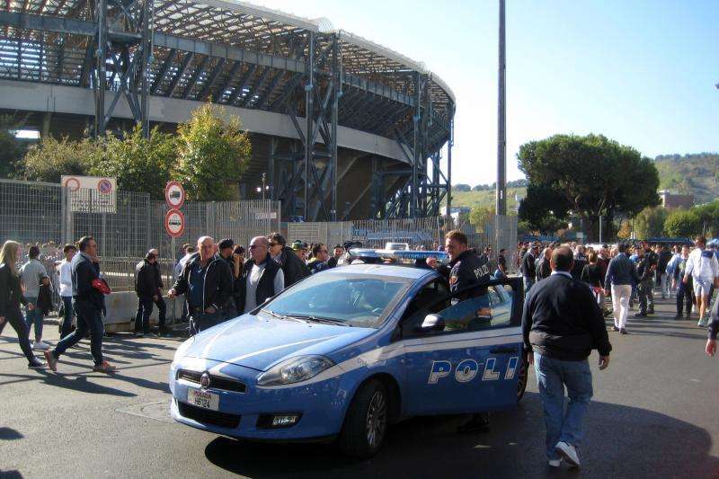 Miedo, policías y carpas en el puerto: la previa de los madridistas en Nápoles