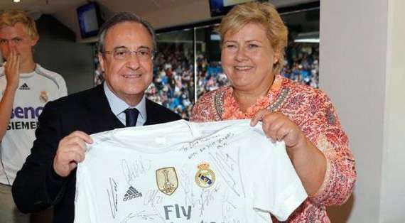 Florentino Pérez entrega una camiseta firmada a la primera ministra noruega