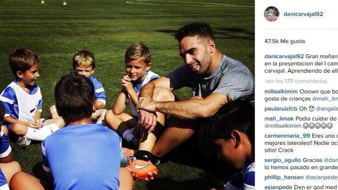Carvajal disfruta con los niños en su campus