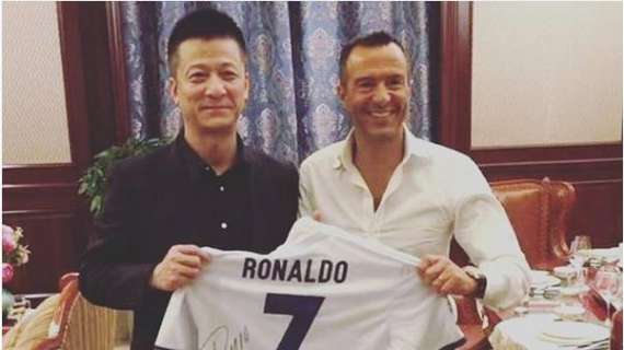 ¿Qué hace Mendes con el dueño de un equipo chino y la camiseta de Cristiano?
