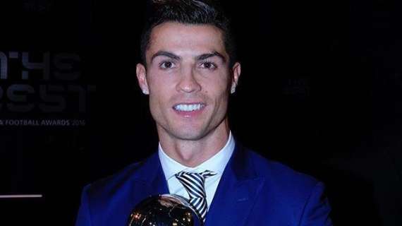 FOTO - Ronaldo posa con su premio: "Nada de esto sería posible sin mis compañeros"