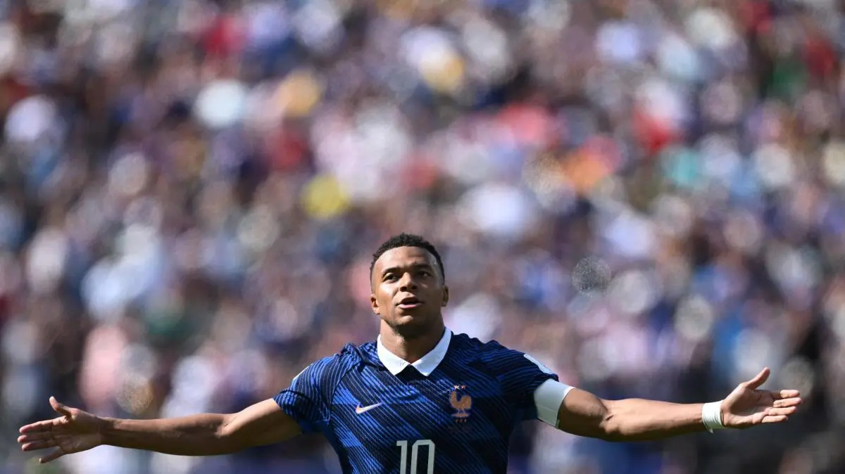 El mundo del fútbol se rinde a Kylian Mbappé tras su partido frente a Senegal