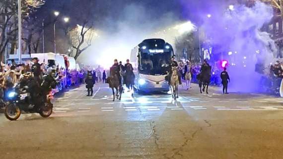 Miles de aficionados reciben al Real Madrid en el Bernabéu antes del partido contra el City