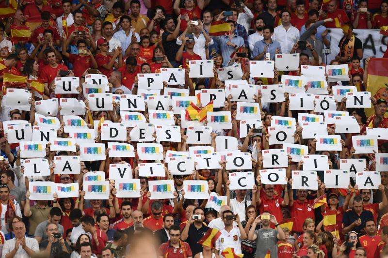 El fútbol planta cara a los atentados: hubo partido solidario entre Girona y Ripoll