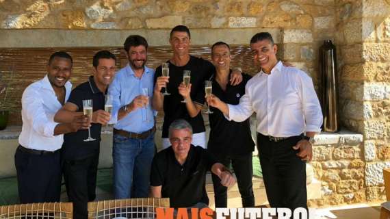 FOTO - Cristiano, Mendes y Agnelli brindan con champán por el traspaso del siglo