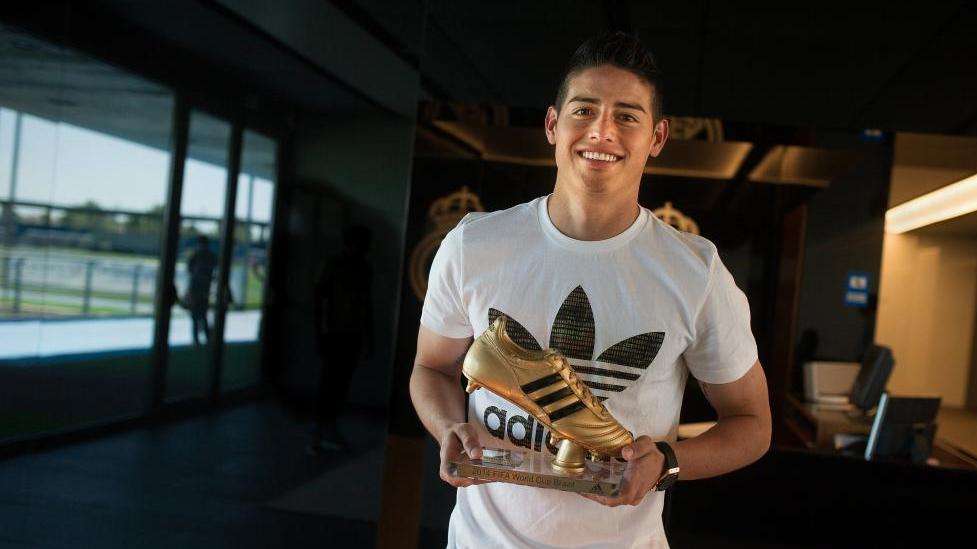 James Rodríguez recibe la Bota de Oro del Mundial