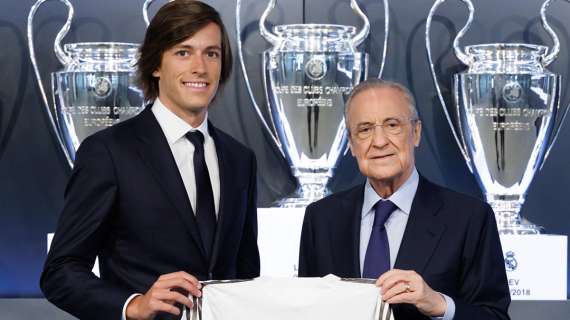Acto de presentación de Álvaro Carreras: "Es un orgullo defender esta camiseta"