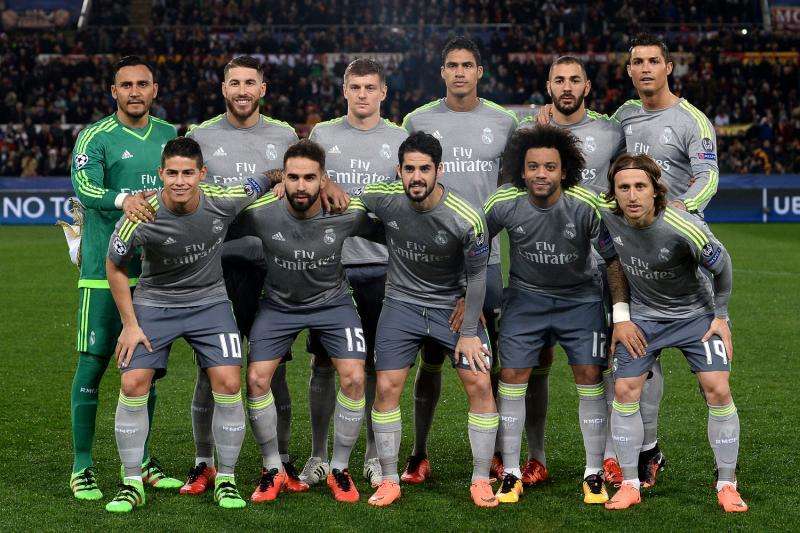 Sport: El cambiante once de Madrid y Barcelona