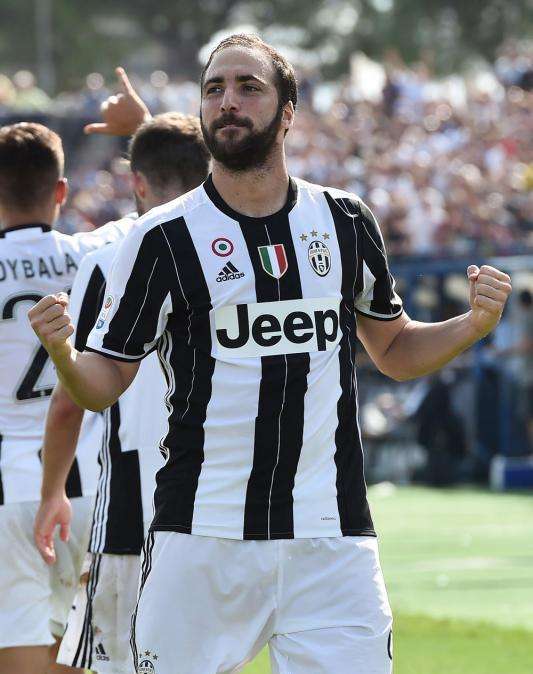 Un rapero napolitano carga contra Higuaín