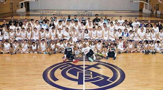 Los alumnos de la Fundación Real Madrid pasan el día con el equipo de baloncesto