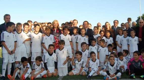 Butragueño visita la escuela de la Fundación en Jerez